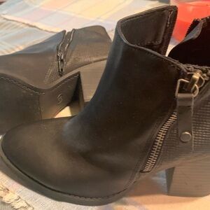 Universal Thread Brand Black Leather Ankle Boots. Worn Once. Size 8.